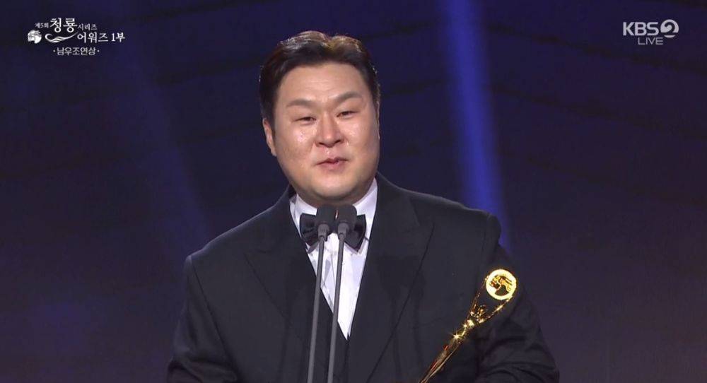 Yoon Kyung Ho breaks down in tears after winning Best Supporting Actor and reveals he thought Jun Hyun Moo’s hint was only a joke