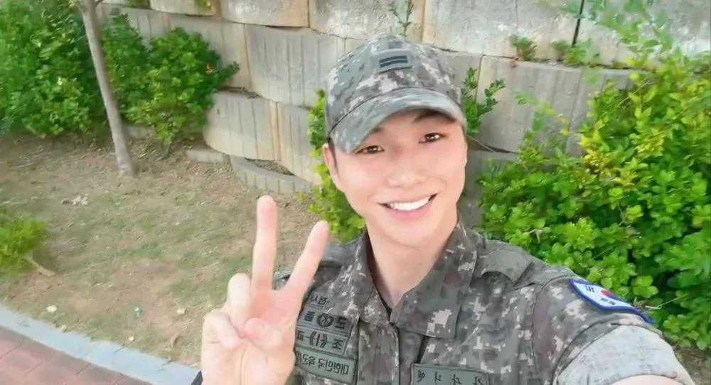 Kang Daniel greets fans with a warm summer smile in military uniform as he shares a new update during his service