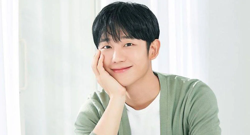 Jung Hae In’s generous stories gain attention again after he treats ‘Our Sticky Love’ team to a huge crab dinner and longtime friends praise his loyalty