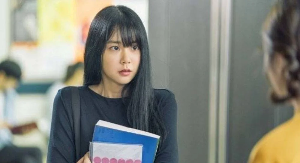 KARA’s Han Seung Yeon worries fans with noticeable hand shaking as agency reveals she is being treated for a neck disc condition