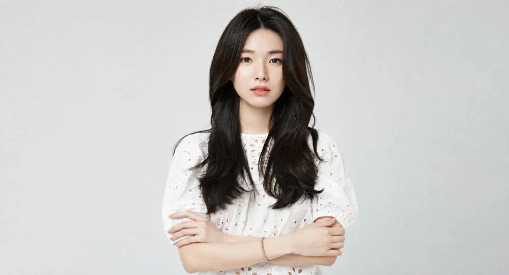 Ha Young reportedly breaks down in tears on set as filming briefly stops amid family history controversy