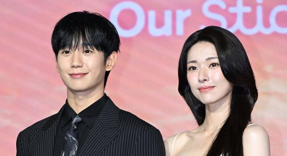 Jung Hae In and Ha Young promise a classic romance with a kiss from episode 1 in Netflix’s Our Sticky Love