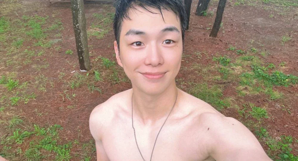 Kang Daniel surprises fans with broad shoulders and defined abs as he shares a playful new update during military service
