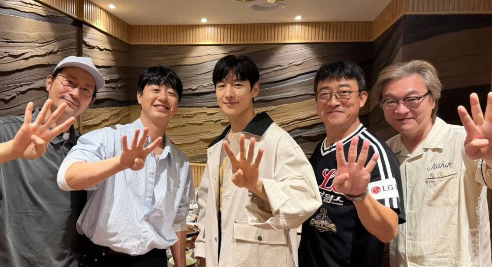 Lee Je Hoon, Kim Eui Sung and ‘Taxi Driver’ cast spark Season 4 hopes after posing with four fingers in new photo