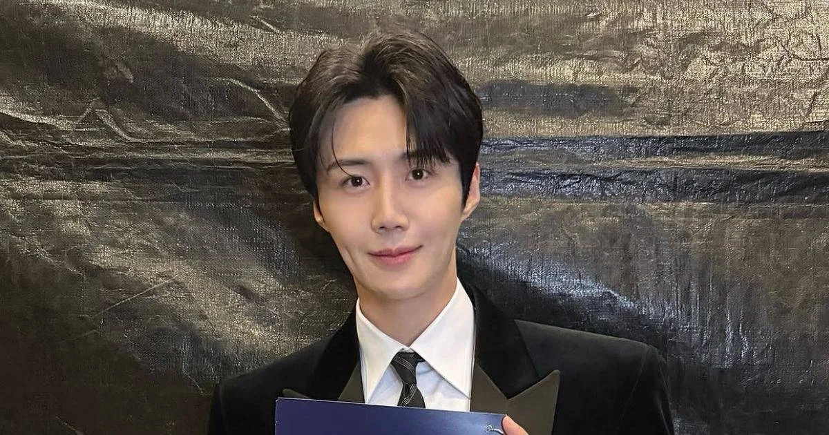 Kim Seon Ho’s latest award show photos spark unexpected Photoshop debate as fans ask for a more natural look