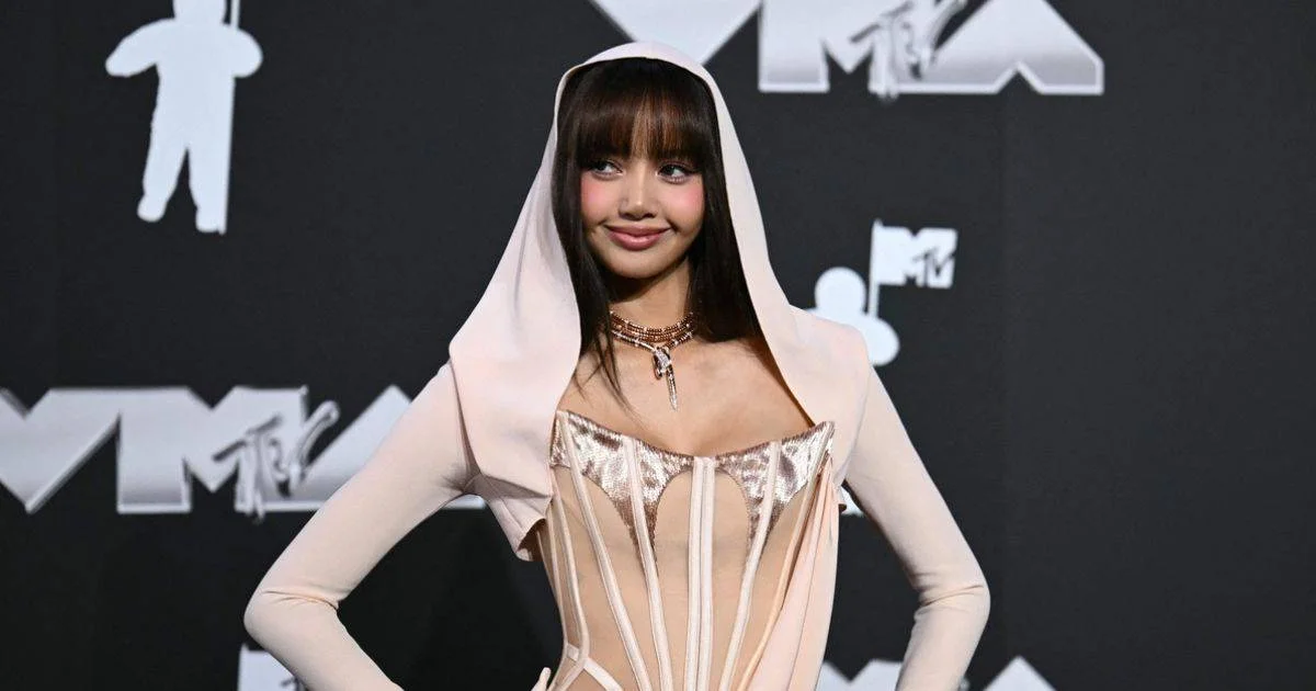 Lisa says she had to hide past relationships because she feared dating news could affect BLACKPINK