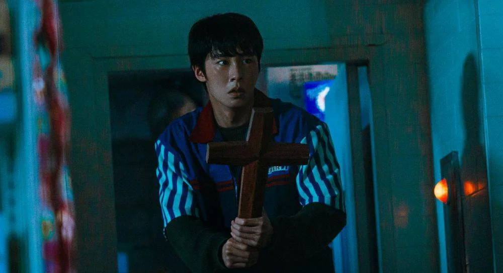 Lee Jae Wook risks his life for 50 times the normal hourly wage in Netflix's new horror drama 'Dead-End Job'