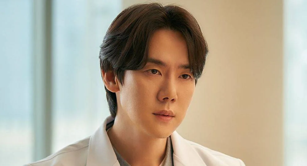 Yoo Yeon Seok says he no longer needs a hand double for surgery scenes after 10 years of playing doctors
