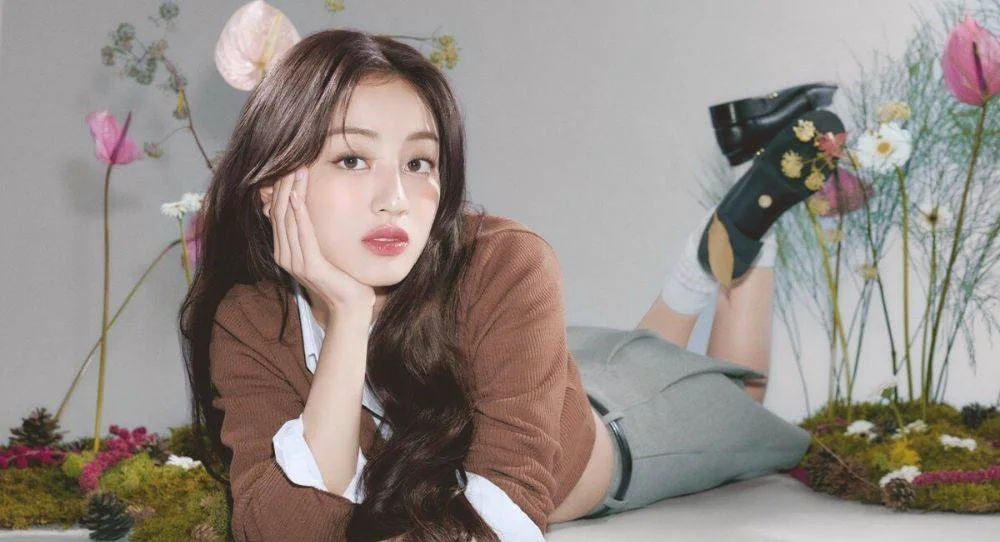 TWICE's Jihyo leaves JYP Entertainment after 21 years and launches her own agency, but confirms she is staying with TWICE