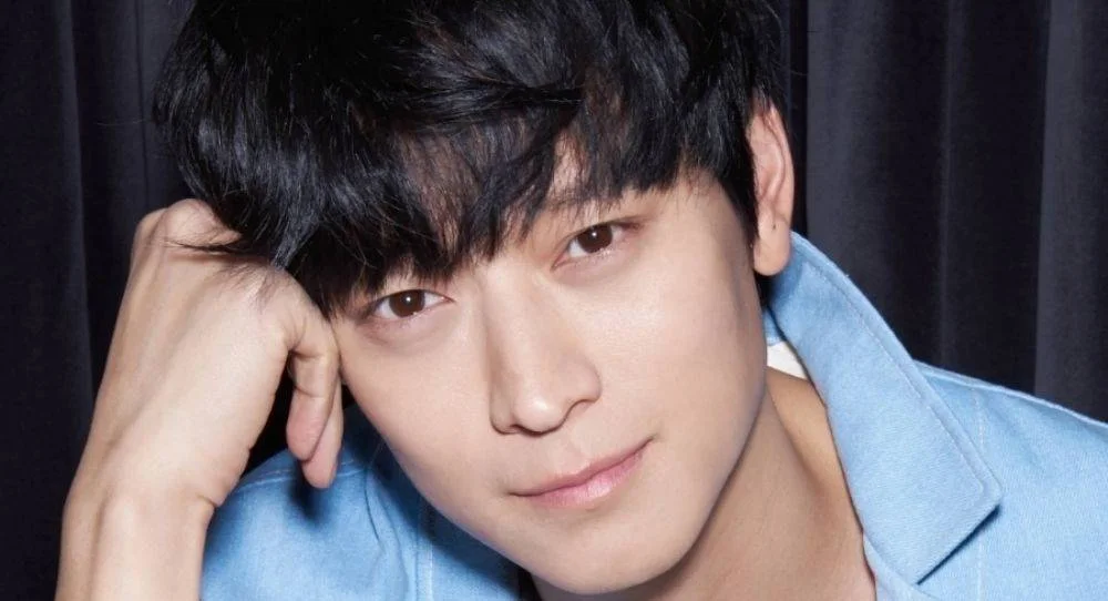 Kang Dong Won keeps wedding promise to fan four months later and surprises bride with special gift