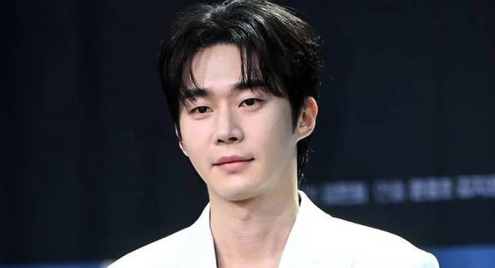 Moo Jin Sung wins Best Scene Stealer at the 17th Korea Drama Awards
