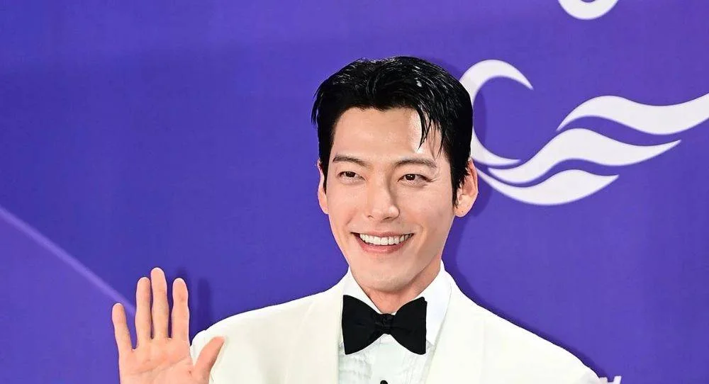 Kim Woo Bin kept gifts in his car so he could personally thank the fans who helped him
